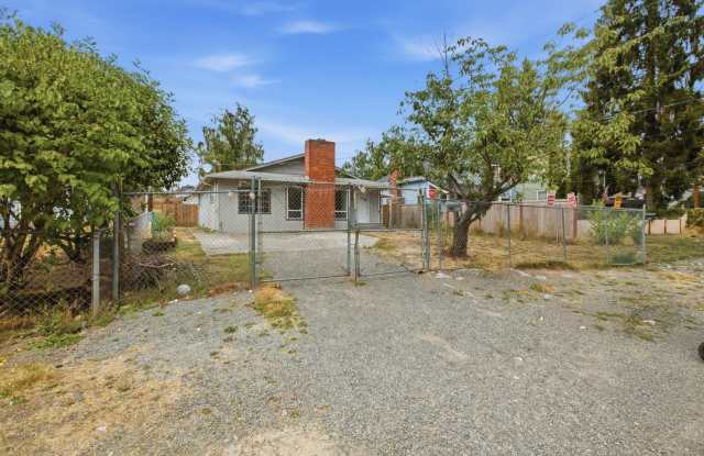 Spacious Tacoma Home with Huge Fenced Backyard & Covered Patio Gallery 1