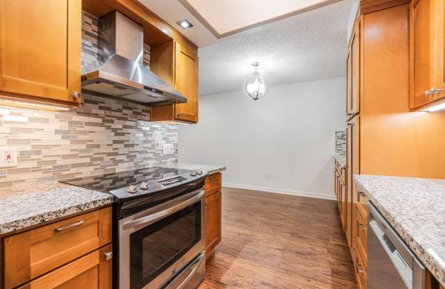 Sweet  Cozy 2 Bed 2 Bath condo available now! Lake Oswego - 1 Month Free photos photos