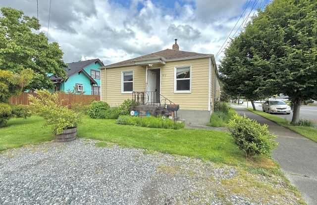 Renton Downtown Duplex rambler home - Move in ready - 2 bedroom 1 bathroom - off street parking. - 501 Wells Avenue North, Renton, WA 98057