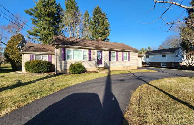 Fabulous Home in the Heart of Solon Available for Immediate Move In!! Gallery 1