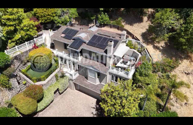 Sunny Larkspur Hillside Retreat - A/C - Hot-tub - FOUNDATION - 6 Oak Road, Larkspur, CA 94939