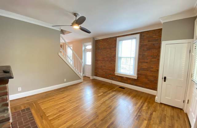 Beautiful Italian Village Single Family House! Gallery 4