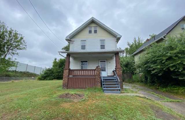 Bright 3BR Single-Family in East Akron — Yard  Off-Street Parking photos photos Bright 3BR Single-Family in East Akron — Yard  Off-Street Parking photos photos