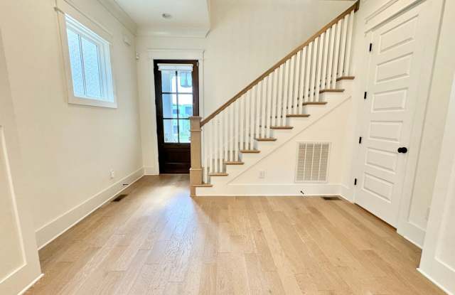 3 Bed, 3.5 Bath Home w/ 2 Car Garage - Walk to Green Hills Shopping and Dining Gallery 4