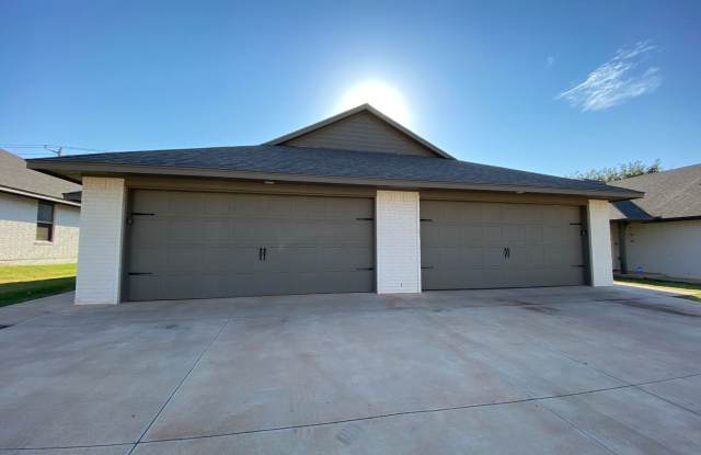 2 Bedroom 2 Bath 2 Car Garage North OKC! - 11414 North Lincoln Boulevard, Oklahoma City, OK 73114