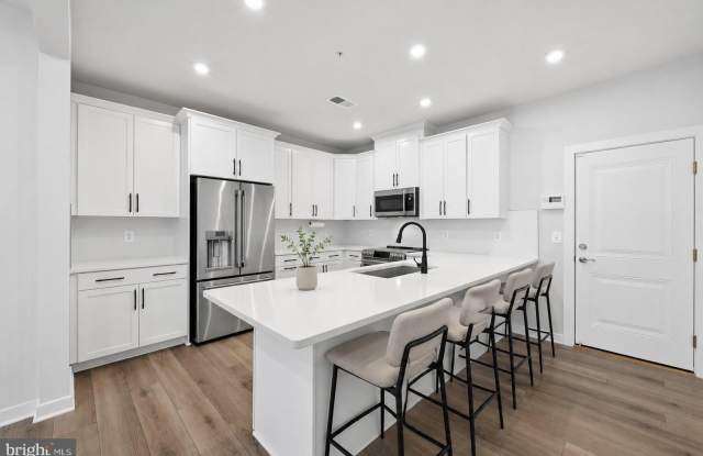 43728 TRANSIT Square Gallery 2