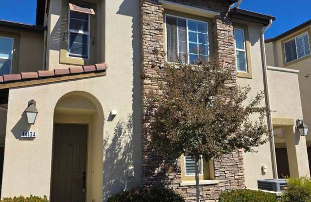 Gorgeous 3 Bedroom Townhome in Paseo del Sol with new flooring and paint! - 44134 Calle Ciuita, Temecula, CA 92592