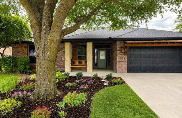 3/2/2 LAWN AND POOL CARE INCLUDED!!! Gallery 1