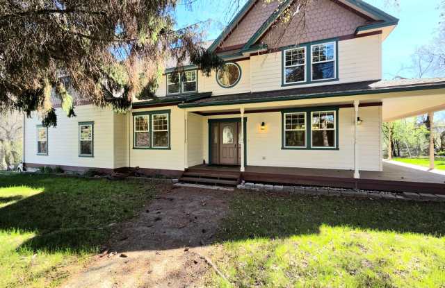 Luxurious Country Living in Desirable Cashmere Location!! 5 Bed + Den, 2.5 Bath! photos photos