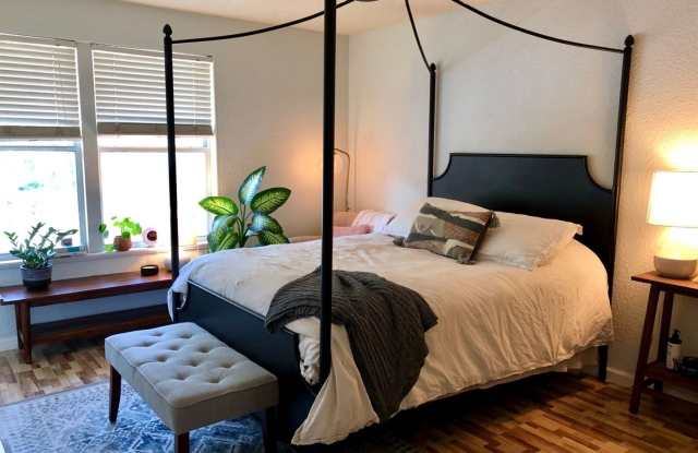 1 BDRM 1 BATH CONDO IN LA COSTA BRAVA - DOWNTOWN/SODO (LAKE PINELOCH) Gallery 3