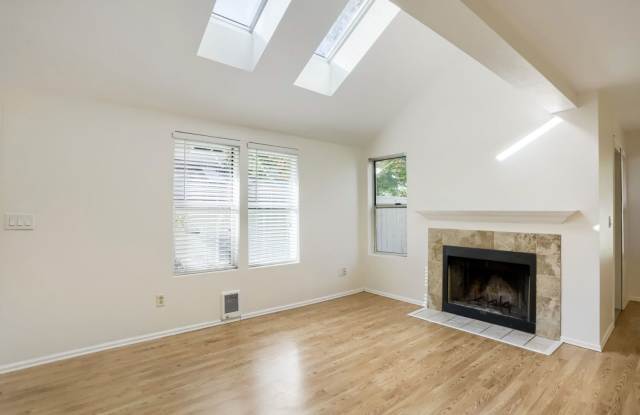 Charming 2BD/2BA Kirkland Townhome Gallery 4