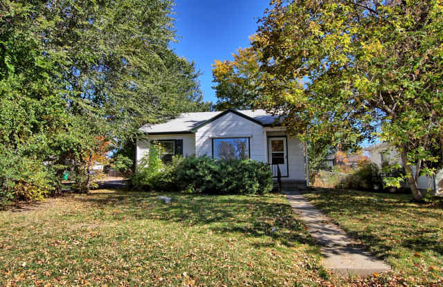 2 bed 1 bath Englewood home with 2 car garage. photos photos 2 bed 1 bath Englewood home with 2 car garage. photos photos