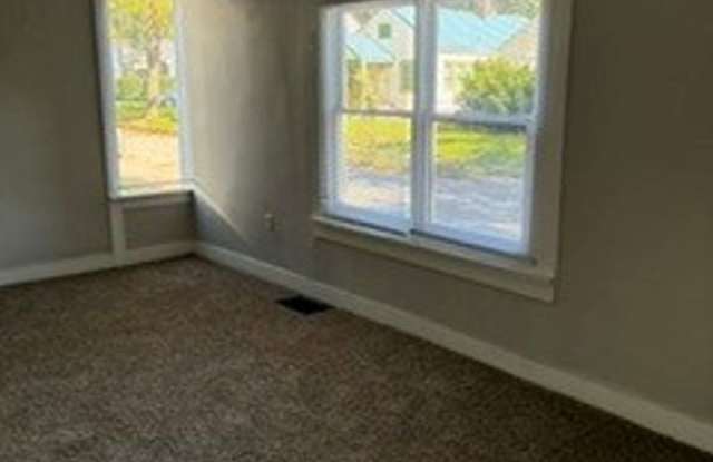 Vintage One Bedroom Located at 1515 Tecumseh St Gallery 3