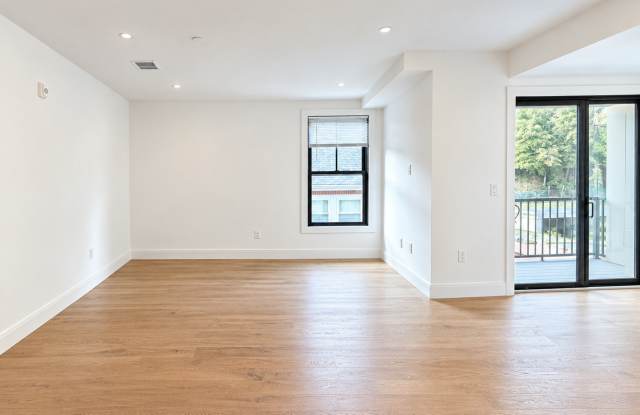 Charming 2 Bedroom- No Broker Fee Gallery 4