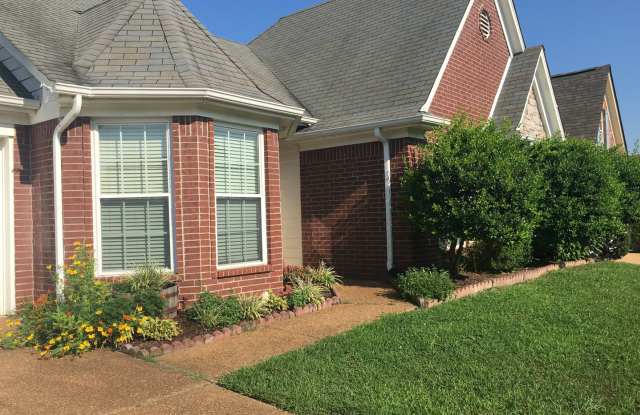 Charming Cordova home off Houston Levee. Huge fenced in back yard! Gallery 4