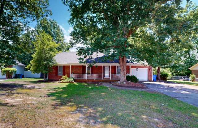 Charming 3 bedroom / 2 bathroom home with large fenced backyard near shopping & Fort Bragg! photos photos