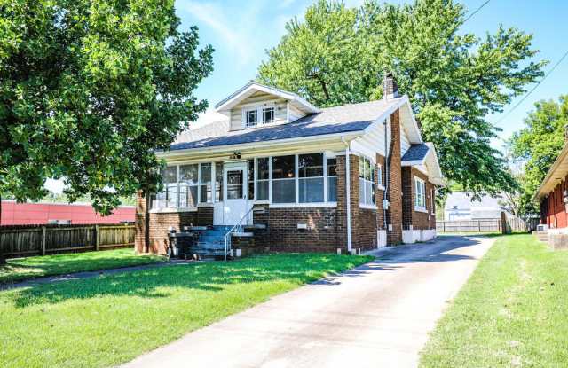 Updated 5 Bedroom for Pre-Lease NOW! Huge Backyard and walking distance to MSU and downtown! Gallery 1