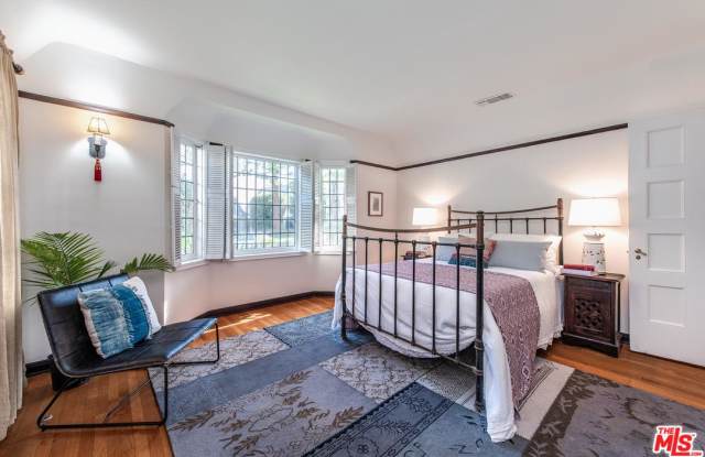 2753 North BEACHWOOD Drive Gallery 4