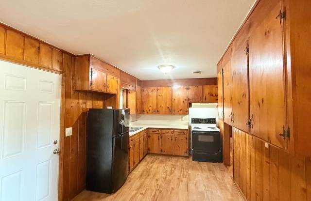 3 Bed/1.5 Bath Home - Backyard Pond Gallery 4
