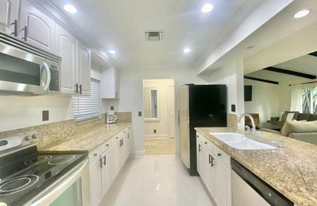 556 SW 24th Avenue, Boynton Beach, FL 33435 photos photos