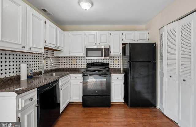 5515 WOODLAWN MANOR Court Gallery 4