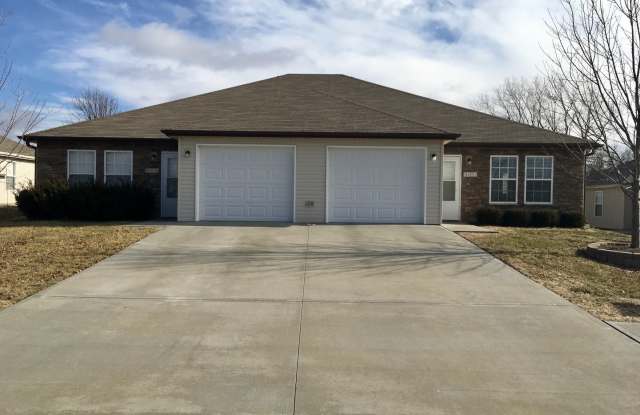 3 Bed Single Level Duplex in Blue Springs; Lee’s Summit Schools - 9412 Southeast 2nd Street, Blue Springs, MO 64014
