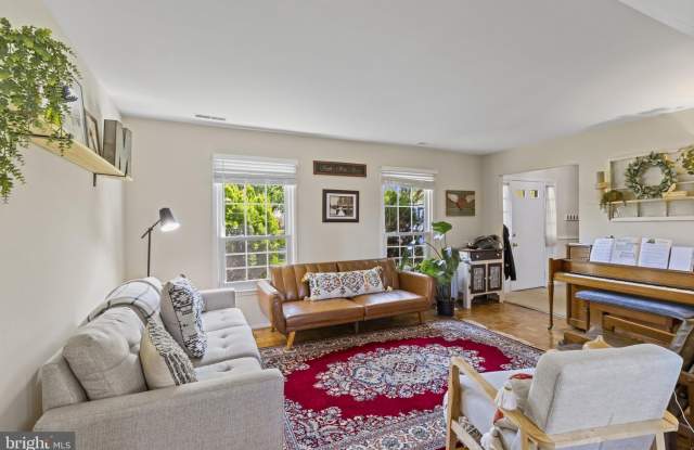1435 CROFTON Parkway Gallery 2