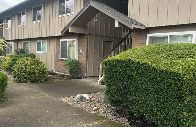(905) Draper Apartments - 2 Bedroom / 1 Bath - 742 32nd Avenue Southeast, Albany, OR 97322