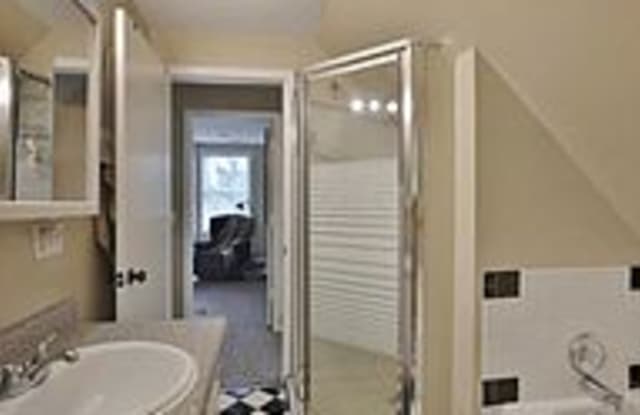 944 E 13th Ave - 944 Thirteenth Avenue, Columbus, OH 43211