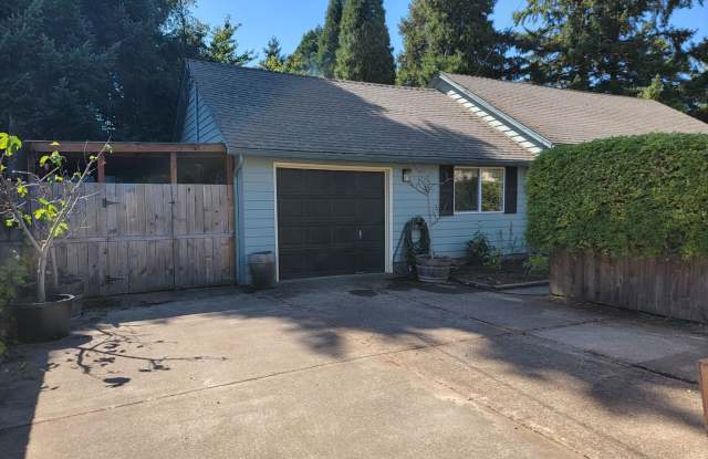 Charming 3 Bed, 1 Bath House with Fenced Yard, Bonus Room and Close to Willamette Park ! photos photos