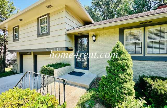 Gorgeous Home in South KC Featuring an Updated Kitchen, Multiple Living Spaces, Wood Floors and a Fenced Yard! Gallery 3
