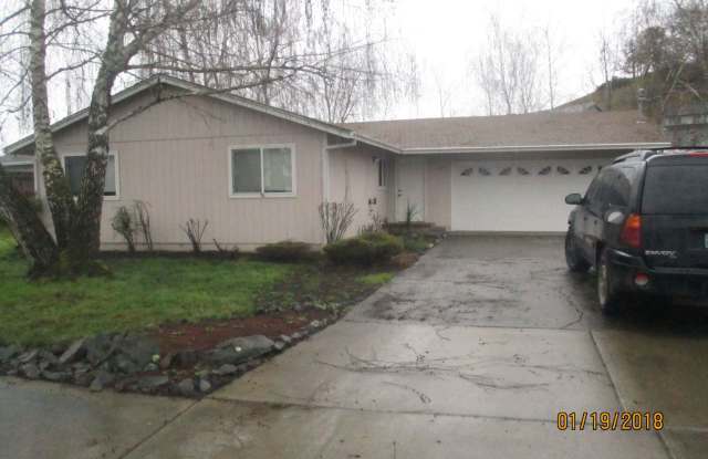 3 bedroom 2 bath house with garage & private yard - Green Gallery 1