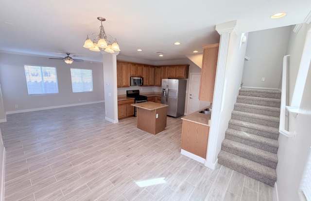 2 Story 3 bed + Loft, 2.5 Bath Home in NW Gallery 3