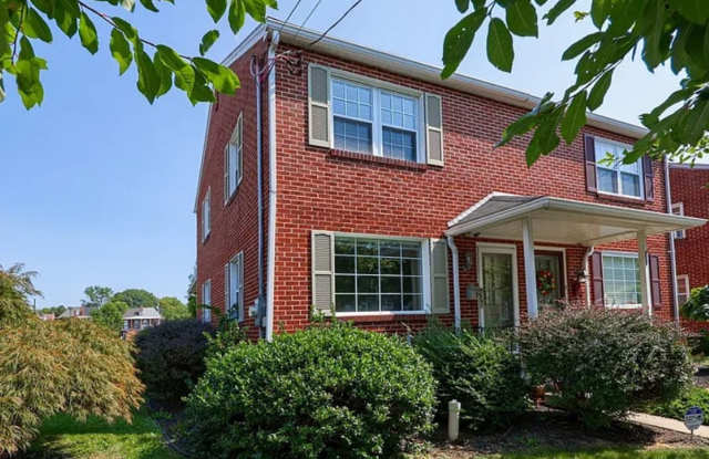 Spacious 2 Bedroom Home with Sunroom and Plenty of Storage! photos photos