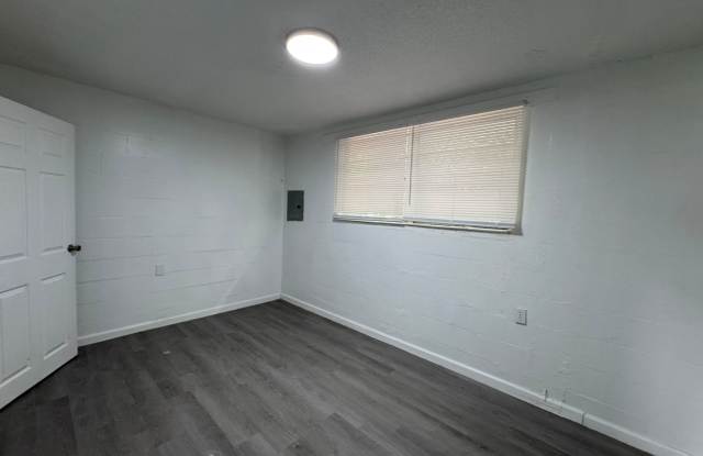 Newly Renovated 2 Bedroom Brick Apartment near Downtown Live Oak Gallery 4