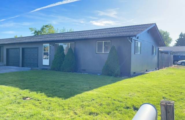 Modern 2-Bedroom Duplex with New Kitchen  Flooring in Eagle Point photos photos