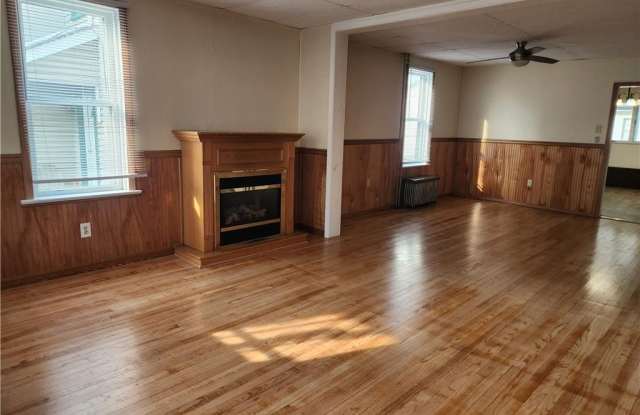 1843 Washington Avenue Gallery 2