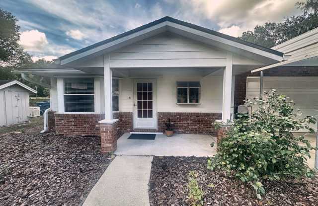 Exceptional 2.7-Acre DeLand Estate with Pool, Private Apartment, Generator, Garden & Oversized Garage Gallery 3