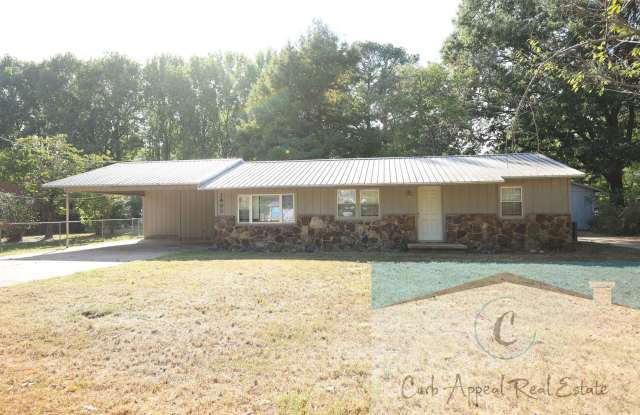 Recently Renovated 3 Bed Home with Workshop & Fenced Yard Gallery 1