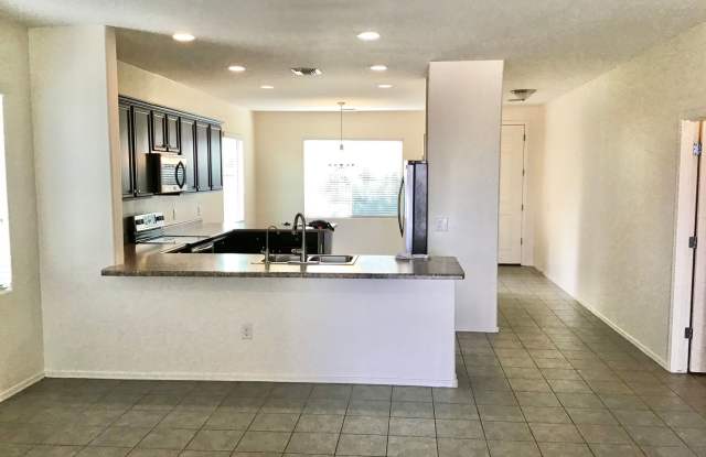 Nice Clean Modern 3 Bdrm + Den, 2ba in Marana, w/3Car Garage Gallery 3