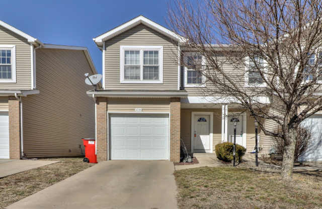 Full renovated townhome in Champaign - Available Now Gallery 1