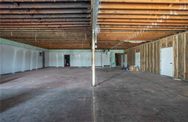116 N Broadway Street Gallery 4