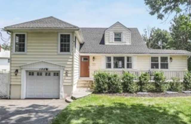 122 Village Circle West photos photos