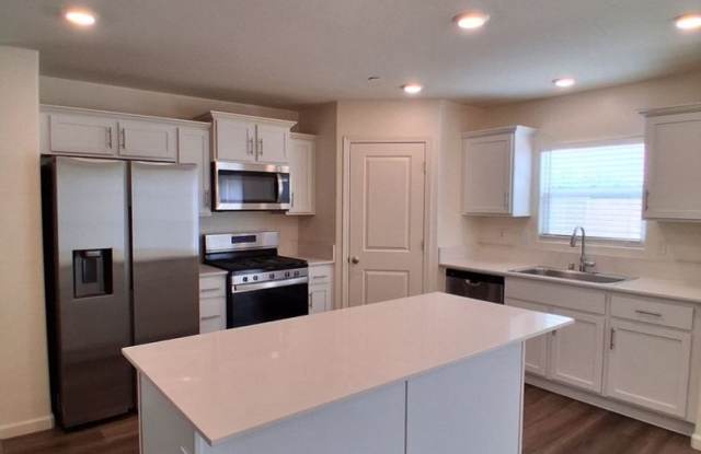 PRICE REDUCTION + MOVE-IN SPECIAL! Beautiful Home in Madera! photos photos