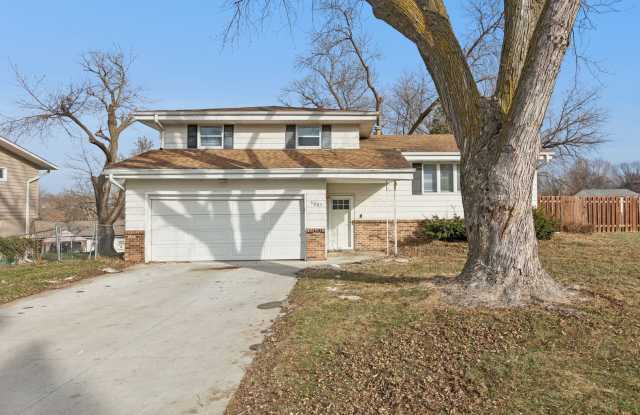 3 Bedroom In Roanoke Estates!! - 5005 North 114th Street, Omaha, NE 68164