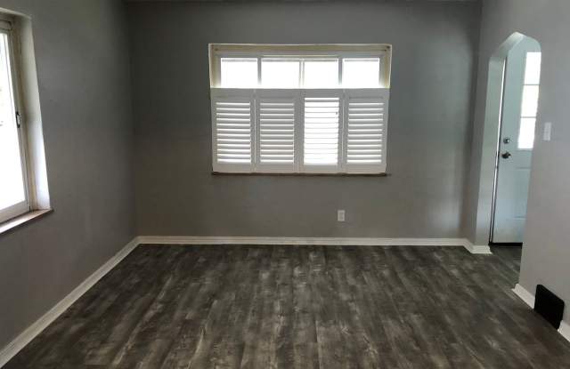Greenfield - 3 Bedroom Single Family House, Garage, Central AC, Yard! Gallery 3