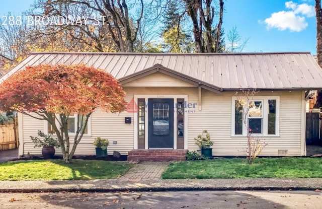 Charming 2 Bedroom 1 Bathroom Bungalow with Oversized 1 Car Garage and Large Manicured  Backyard - Walking distance to Downtown Oregon City photos photos