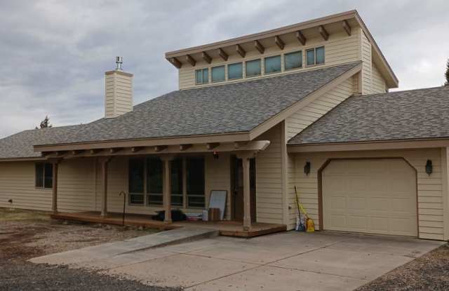 Beautiful Unique 4 Bedroom home with a loft & 3 full bathrooms! Move In Special $500 off first months rent Gallery 3