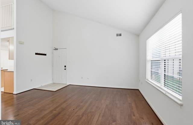 10208-C ASHBROOKE Court Gallery 3