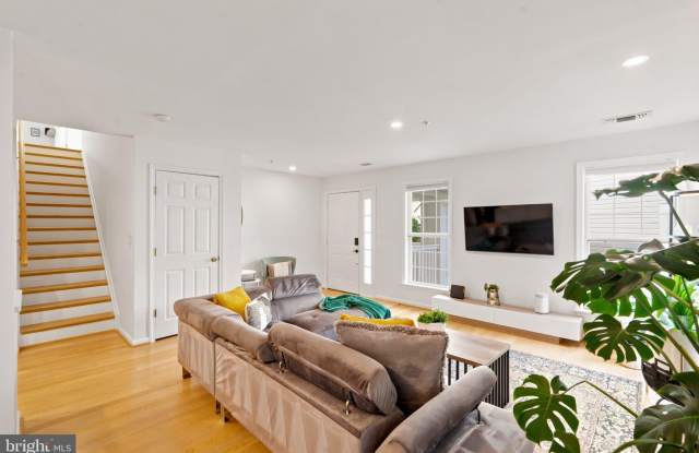 1005 HILLSIDE LAKE Terrace Gallery 3